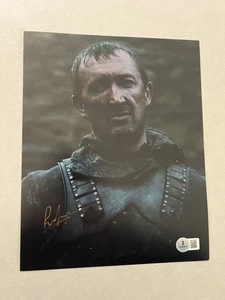 Foto firmada autografiada por Ralph Ineson de 8x10 Beckett certificado de autenticidad Green Knight Dagmer - Imagen 1 de 1