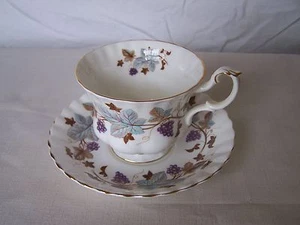 Set tazze da tè e piattini Royal Albert Bone China modello Lorena - Foto 1 di 4