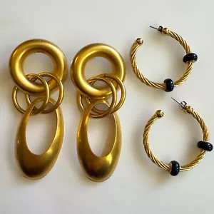 Lotto 2 orecchini vintage tono oro costume dichiarazione pendenti cerchio corda - Foto 1 di 6