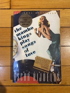 The Mambo Kings Play Songs of Love paperback novel Oscar Hijuelos - Imagen 1 de 3
