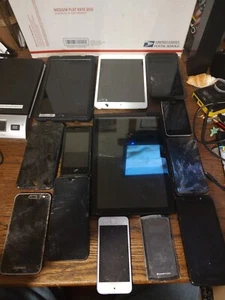 Lotto Telefoni E Tablet Nessuno Funzionanti Per Ricambi O Riciclo - Foto 1 di 14