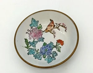 Cuenco decorativo vintage de porcelana pintado a mano floral y pájaro de 5" recubierto de latón - Imagen 1 de 6