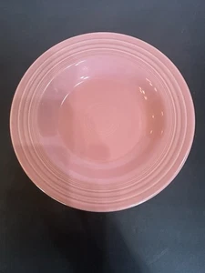 Fiesta Ware Suppenschüssel mit Rosenrand 9 Zoll nicht mehr produziert rosa Schüssel - Bild 1 von 6