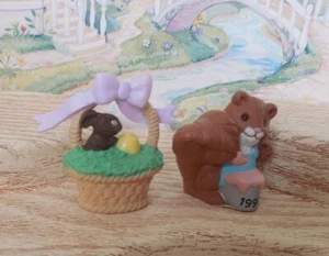 PUNZE OSTERN FRÖHLICHE MINIATUREN 1989 VINTAGE OSTERKORB, 1990 EICHHÖRNCHEN NEU - Bild 1 von 3