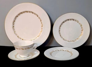 8 BREAD & BUTTER PLATES ROYAL DOULTON FAIRFAX PATTERN CHINA - Picture 1 of 3