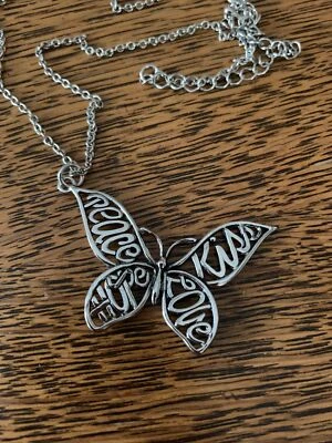 Collar Colgante COOKIE LEE Tono Plata Mariposa BESO PAZ ESPERANZA AMOR #5281 Foto 1 de 4