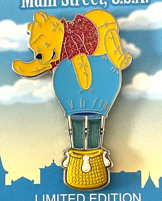Prendedor Disneyland flotando por Main Street 2022 segundo prendedor en serie Pooh LE 4000 Foto 1 de 3