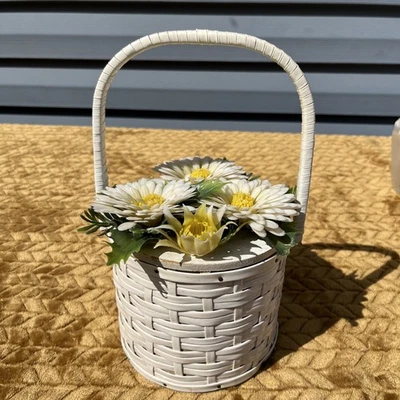 VINTAGE 50s 60s FABULOUS KITSCHY PLASTIC DAISY FLORAL PURSE Wicker Handbag Tote - Image 1 of 4