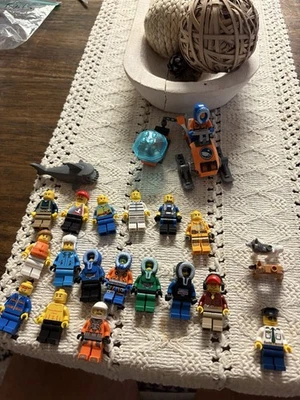 LEGO City/Artic Lote 18 Minifiguras 1 Vehículo Y 2 Perros Y Un Tiburón Foto 1 de 4