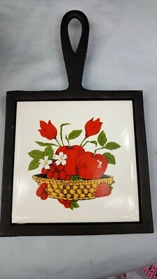 Cesta de flores de fruta colorida remache de azulejos con marco de hierro fundido de cereza vintage Japón Foto 1 de 4