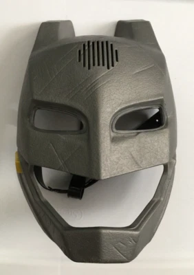 2015 DC Comics Batman Talking Voice Changer Mask with Lights and Sounds DHY31 - Image 1 of 4