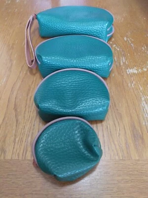 Conjunto de 4 bolsas de aninhamento de couro sintético verde seixo com zíper acabamento marrom - Imagem 1 de 4