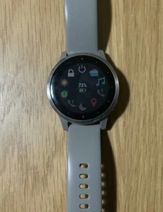 Garmin Vivoactive 4S et câble de charge - Photo 1/8