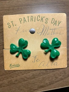 Vintage pair of celluloid shamrock screw back earrings on original card - Picture 1 of 4