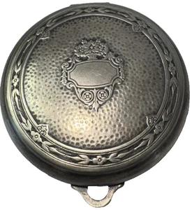 Espejo de maquillaje en polvo antiguo Art Nouveau Djer Kiss compacto plateado 1924 - Imagen 1 de 4