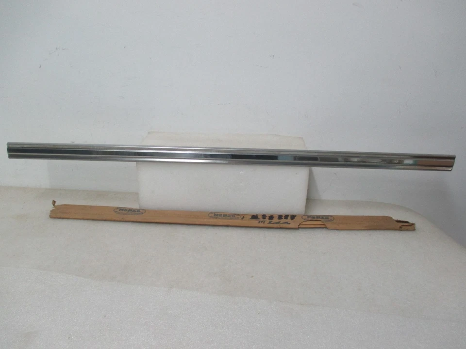 Moldura de panel QTR superior especial Mopar NOS 1958 Plymouth & Dodge diestro 4 puertas 1835524 Foto 1 de 1