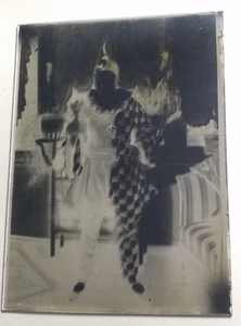 junge Frau in Verkleidung als Clown ? Harlekin mit Glas Sekt ? Foto Glas Negativ - Bild 1 von 3
