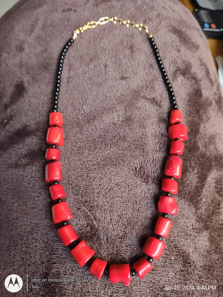 Collar Lee Sands Artesanal Artesanal Coral Rojo y Cuentas de Ónix Negro 17"-19" Tono Dorado  Foto 1 de 4