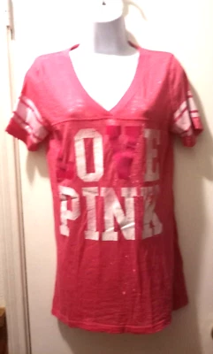 Top VS Rosa Ligero LOVE PINK Talla Mediana Cuello en V SS Foto 1 de 4