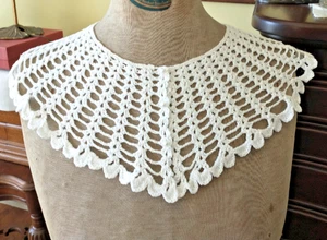 Vtg Detachable White Hand Crocheted Lace Collar Pearl-like Buttons Cottage Core - Picture 1 of 4