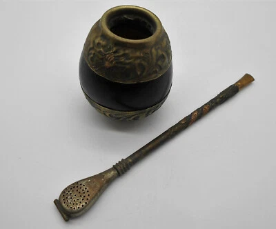 ANCIENNE CUILLÈRE / CALEBASSE A MATÉ ET BOMBILLA EN CUIVRE ET LAITON ? SIGNÉ  - Photo 1/4