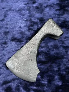 Hacha de hierro de batalla antigua con adorno Rus de Kiev - Vikingos siglo 9 - 12 dC. - Imagen 1 de 21