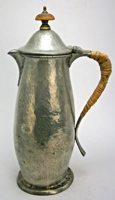 Cafetera de peltre Arts & Crafts "TUDRIC" hecha en Inglaterra por Liberty & Co. Foto 1 de 4