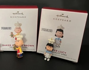 Baker Charlie Brown Lucy Mini Ornamento Set di 2 -2021 Punzone come nuovo - NUOVO - Foto 1 di 7