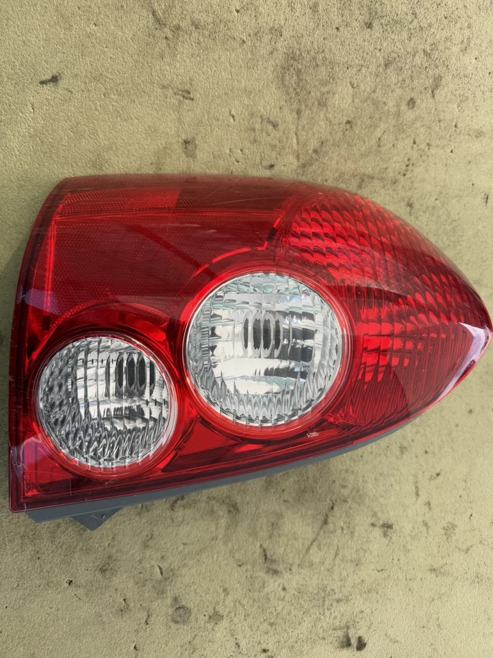 Conjunto de luz trasera izquierda del lado del conductor Mazda Protege 5 2002-2003  Foto 1 de 4