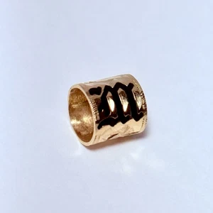 14K Gelbgold schwarze Emaille alter englischer "M" Buchstabe Fass Schieber Anhänger 1,07g - Bild 1 von 7