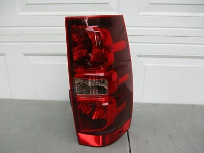 SE ADAPTA A: LUZ TRASERA DERECHA CHEVY TAHOE SUBURBAN 07 08 09 10 11 12 13 14 TYC NUEVO Foto 1 de 2