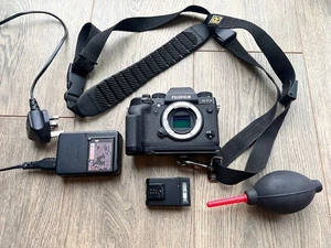 FujiFilm X T2 Digital Camera X-T2 SLR Body Black Metal Handgrip &Charger & Flash - Picture 1 of 16