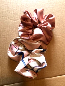 Nuevo Lote 2 Scunci 2 JUMBO Scrunchies Rosa Polvorienta Azul Crema Liso Abstracto - Imagen 1 de 3