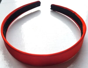 NUEVO 2cm Tela Satinada Roja Diadema Aliceband Volver a la Escuela Accesorio para el Cabello Reino Unido - Imagen 1 de 2