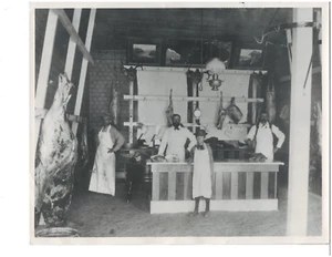 Foto reale vintage famiglia di macellai in posa nel loro negozio - Foto 1 di 2