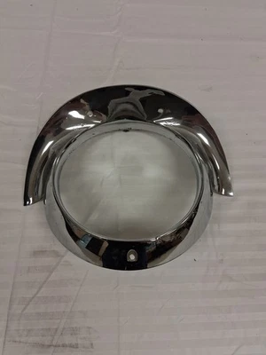 Moldura cromada para farol Cadillac 1957 - Imagem 1 de 4