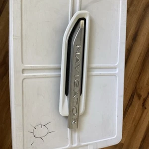 OEM 2018-2021 LINCOLN NAVIGATOR DRIVER FENDER EMBLEM LEFT PEARL JL7B16B115 - Picture 1 of 5