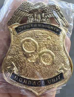 De Colección Oficial Travieso Unidad de Bondage Insignia de Metal Novedad Halloween Broma Comedia Nuevo de Lote Antiguo Foto 1 de 4