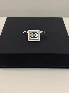 CHANEL CC Mark Square Pin Brosche in hellgoldfarben, weiß/schwarz  - Bild 1 von 12