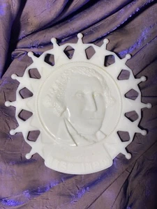 Vintage WESTMORELAND MILK GLASS plate featuring GEORGE WASHINGTON-Free shipping! - Picture 1 of 2
