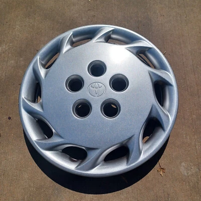 Toyota Camry hubcap 1997-1999 fits 14 inch wheels 42621 AA030, 61088  Repainted - Image 1 of 4