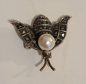 VINTAGE JUDITH JACK STERLING MARCASITE BEE PIN BROOCH PEARL ACCENT - Picture 1 of 7