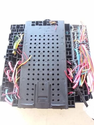 03-13 VOLVO S60 REAR TRUNK FUSE BOX RELAY JUNCTION BLOCK OEM 08696098 - Imagem 1 de 4