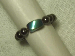 ANILLO ELÁSTICO CON CUENTAS HEMATITA NEGRO Y MULTICOLOR CYNTHIA LYNN "FUEGOS ARTIFICIALES" - Imagen 1 de 1