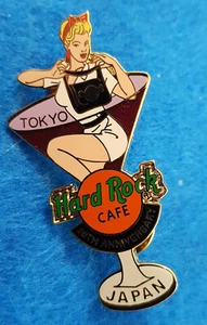 TOKIO 20th ANNIVERSARY SEXY BLONDE SERVER GIRL MARTINI GLAS Hard Rock Cafe PIN - Bild 1 von 1