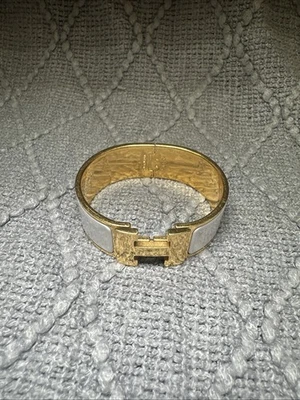 Pulsera HERMES Paris ancha chapada en oro esmalte blanco clic Clac H  Foto 1 de 4