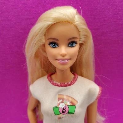 Muñeca de repuesto Barbie Career Pizza Chef con vestido. Manchas en la parte posterior del vestido Foto 1 de 4