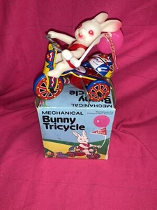 McCrory Corp 1986 hecho en Corea mecánico conejito de Pascua en triciclo en caja funciona - Imagen 1 de 10