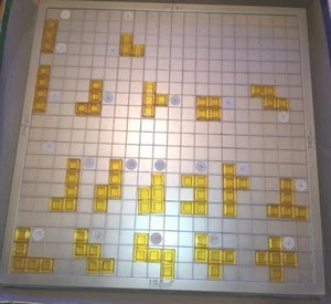  BLOKUS - STRATEGIE BRETTSPIEL - MATTEL - EIN ERSATZTEIL ERSATZTEIL  - Bild 1 von 6