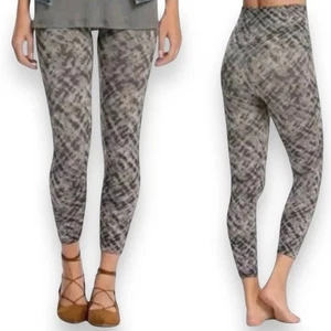 SPANX Look At Me Now Leggings Cropped Lamn Grau Schwarz Aquarell Muster Large - Bild 1 von 7